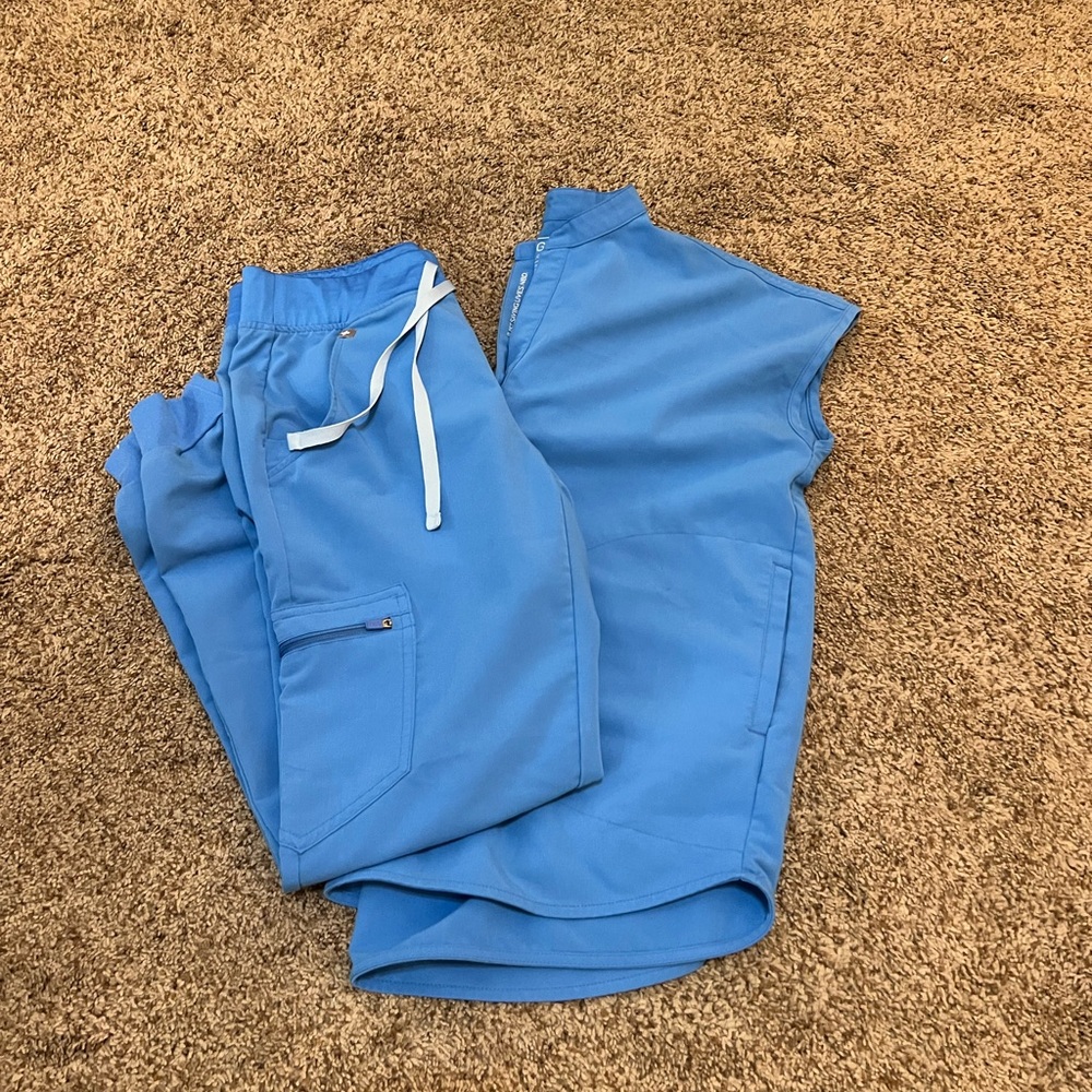 FIGS women’s scrubs